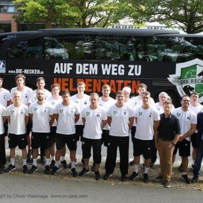 Gruppenbild_neuer_Mannschaftsbus