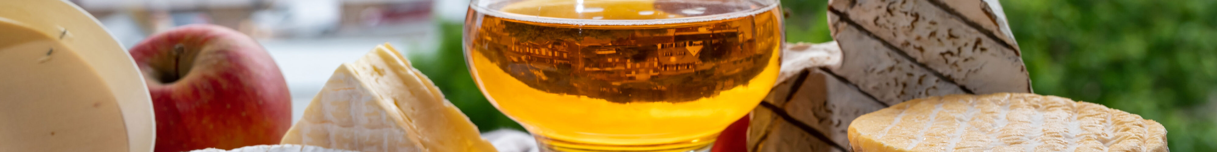 c-barmalini_Normandie_Kaeseplatte_Cidre_AdobeStock_512753903